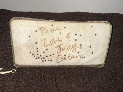 Cartera de gamuza de terciopelo marrón y tostado vintage Y2K Peace, Love, & Juicy Couture Foto 1 de 4