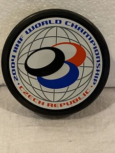OFFIZIELLE WELTMEISTERSCHAFT HOCKEY PUCK IIHF TSCHECHISCHE REPUBLIK HERGESTELLT IN TSCHECHIEN 2004 - Bild 1 von 1