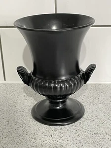 SMALL 13cm WEDGWOOD BLACK FOOTED URN SCALLOP SHELL HANDLES - Picture 1 of 6