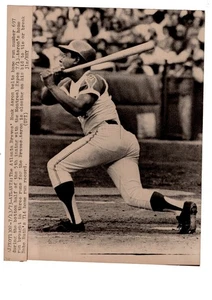 ORIGINAL VINTAGE UPI PRESS 7/13/73 8x10 PHOTO HANK AARON HR 697 ATLANTA BRAVES - Picture 1 of 2