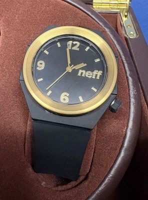 Reloj Neff Rayas Hombre 41mm Negro Tono Dorado Dial Foto 1 de 4