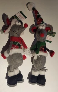 Due topi natalizi eleganti in piedi Homerbest con maglioni, sciarpe. Cappelli e stivali - Foto 1 di 1