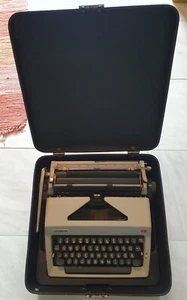 Olympia Reiseschreibmaschine im Koffer - Bild 1 von 9