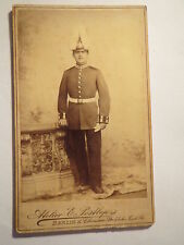 Berlin 1902 stehender Soldat in Uniform Paradehelm Pickelhaube - Portrait / CDV