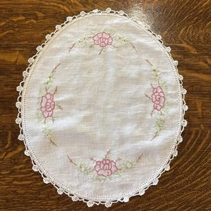 "Bufanda/centro de mesa bordado de lino de colección 14"" x 11,75"" borde de ganchillo floral" - Imagen 1 de 10