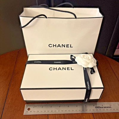 Caja de regalo vacía CHANEL, bolsa de papel, cinta y flor de papel camelia Foto 1 de 4