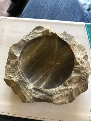 pedra de tinta natural com interior polido, bronzeado com tonalidade verde  - Imagem 1 de 4