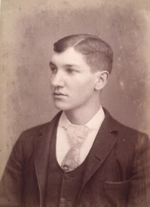 Foto cartolina armadio 1890 BELLO GIOVANE UOMO Mansfield Ohio - Foto 1 di 3