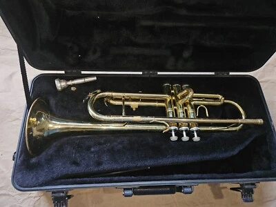 Trompeta de latón King Tempo 301. Buen estado, abolladuras. Foto 1 de 4