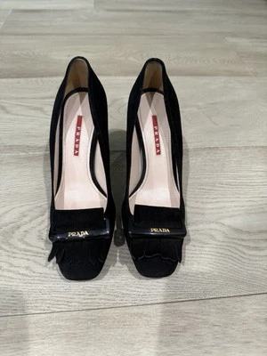 Zapatos de salón PRADA de gamuza negros con logotipo hebilla y flecos Foto 1 de 4