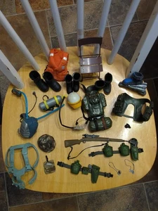 VINTAGE GI JOE CLOTHES AND ACCESSORIES LOT 4 - Bild 1 von 2
