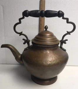Antigua tetera primitiva de agua de cobre para granja con mango de fianza - Imagen 1 de 12