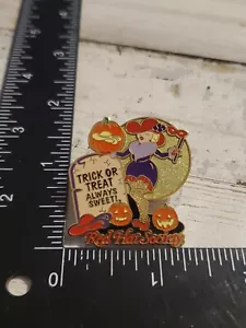 Pin esmalte dulce de Halloween Red Hat Society truco o trato en muy buen estado - Imagen 1 de 3
