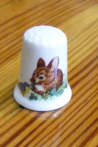 KEN PARRY SAMMLERSTÜCKE KNOCHENPORZELLAN HERGESTELLT IN BRITISCHEM FINGERHUT MIT KANINCHEN UND VOGELN - Bild 1 von 5