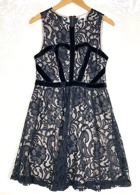 Vestido Love Fire para mujer grande negro encaje terciopelo ribete romántico bruja caprichosa Foto 1 de 4