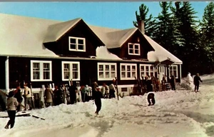 Postal de esquí Iron Mountain, Michigan Pine Mountain Lodge, esquiadores, muñeco de nieve - Imagen 1 de 2
