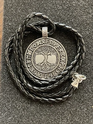 “Colar Pingente Árvore da Vida Nórdica com Runas Vikings” - Imagem 1 de 2