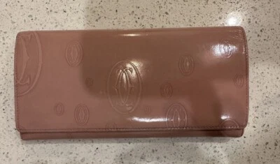 Cartera Cartier Feliz Cumpleaños Plegada en Dos Largas Charol Rosa Foto 1 de 4