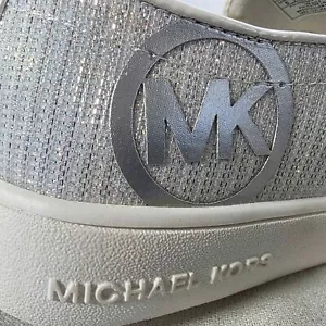 Michael Kors MK cuenta con un Plateado, Brillante Mujer 6.5 / Niña 5 NUEVO Zapatos - Imagen 1 de 9