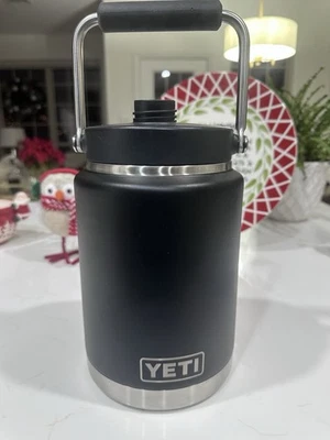 Yeti Rambler brocca mezzo gallone 64 oz MagCap con manico nero usato tappo mancante - Immagine 1 di 4