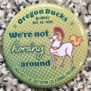 22.11.2025 OREGON DUCKS / USC Trojaner College Football Button 2,5". NEU. NR - Bild 1 von 2