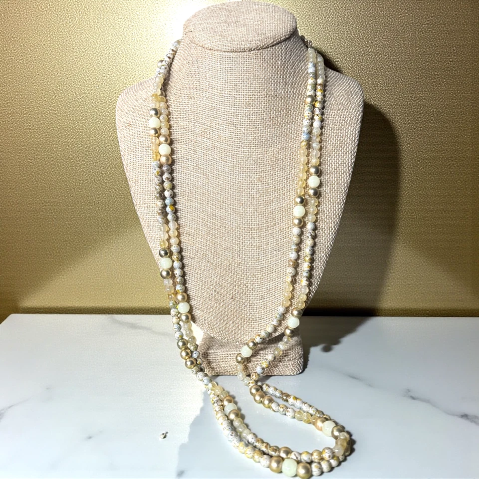 Collar llamativo con cuentas en capas dorado y beige dorado de CHICO'S C365 Foto 1 de 4