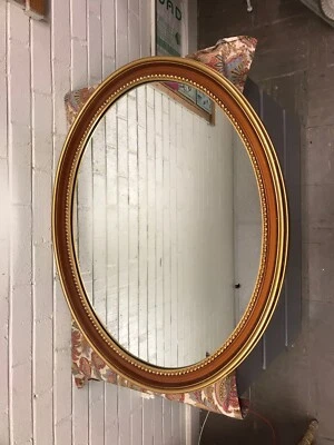 ESPEJO DE PARED OVALADO DE COLECCIÓN 31 1/2” X 25 1/2” X 1/2” TONO DORADO Y MADERA 2 DISPONIBLES MCM Foto 1 de 4