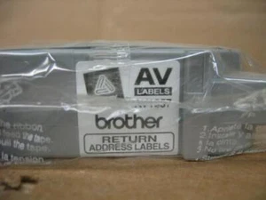 Brother Avery AV-1957 P-Touch Nastro Cassetta Etichette Termiche Bianco AV1957 - Foto 1 di 4