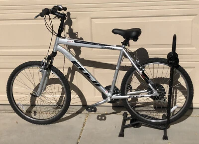 2010 富士冒险 2.0 21 英寸快速银色 SR Suntour Fork 男式大号 Alex XRims — 第 1/4 张图片