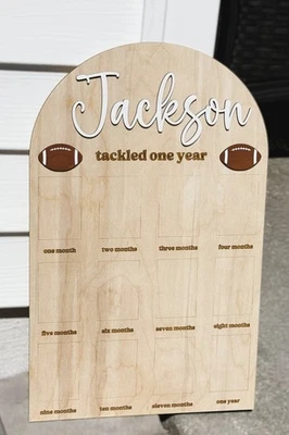 Tablero de fotos personalizado de madera de fútbol para bebé - Fiesta de primer cumpleaños Foto 1 de 3