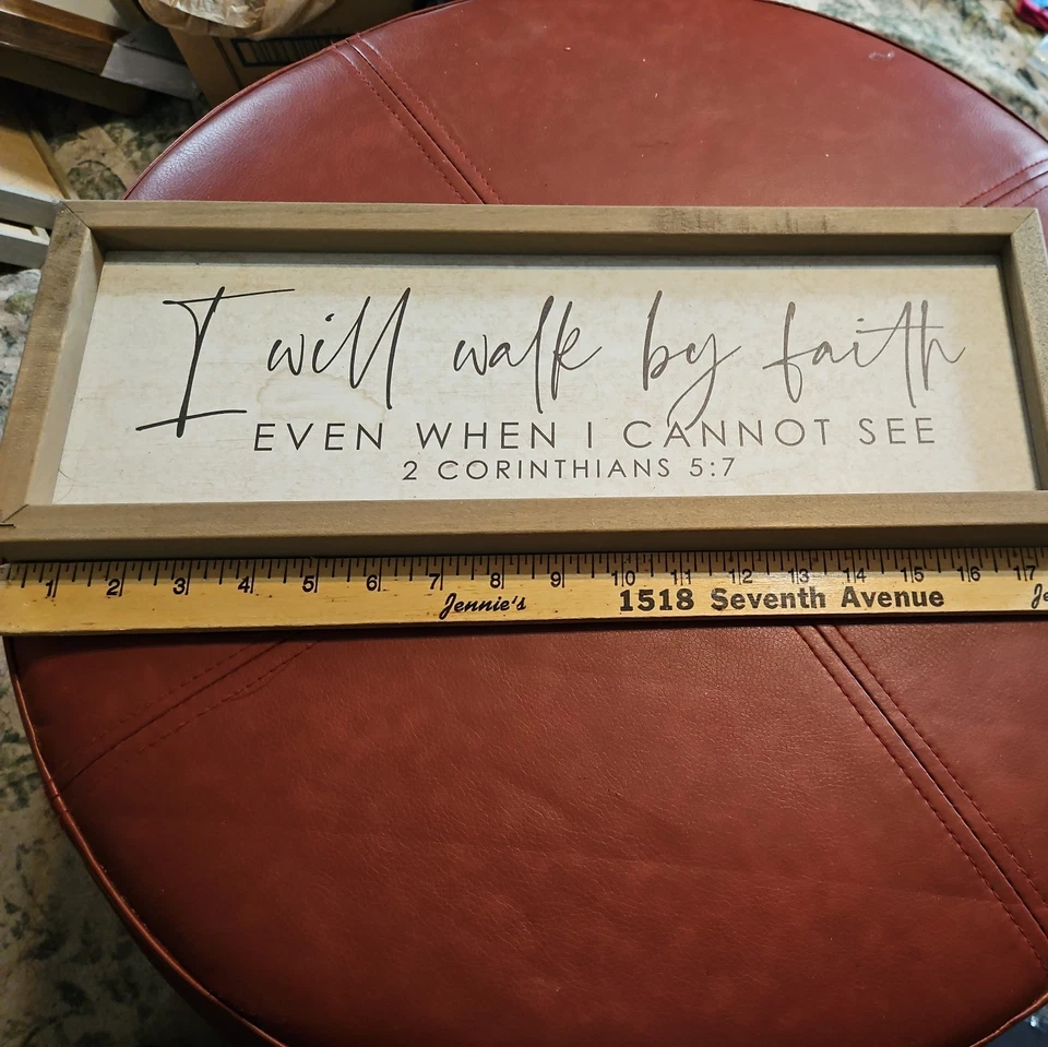 Caminaré por fe incluso cuando no pueda ver madera rústica 6x18 blanca con marco Foto 1 de 1