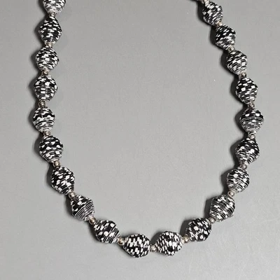 Collar de cuentas acrílicas de papel laminado blanco y negro artesanal tribal tono plateado 19" Foto 1 de 4