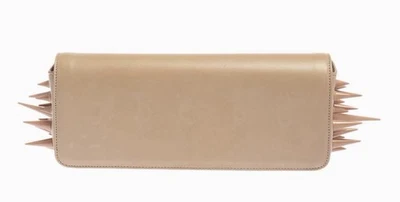 Bolso sin asas Christian Louboutin para mujer de cuero beige marquesa con clavos Foto 1 de 4