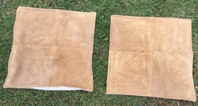 PAR DE FUNDAS DE ALMOHADA DE GAMUZA CON PIEZAS DE GRANERO DE CERÁMICA EN DORADO 21 x 21" LIMPIAS Y EN EXCELENTE ESTADO Foto 1 de 4