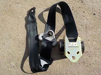 Mazda 3 2004 2005 lado del pasajero delantero (derecho) cinturón retractor (negro) Foto 1 de 4