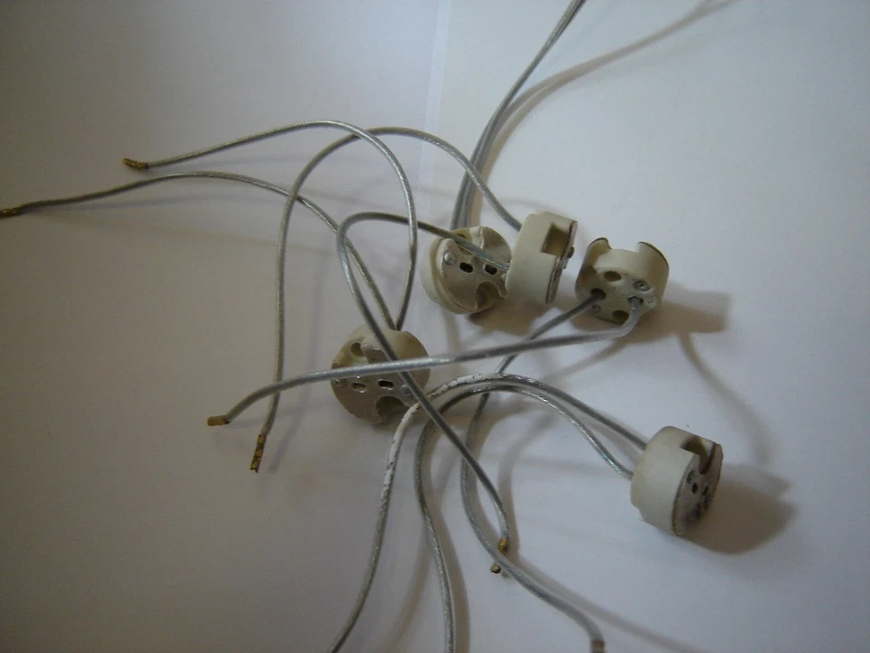 5 Niedervolt Fassung LED Halogen Sockel 12V für MR11 GU4 GU5.3 G4 Gebraucht - Bild 1 von 1