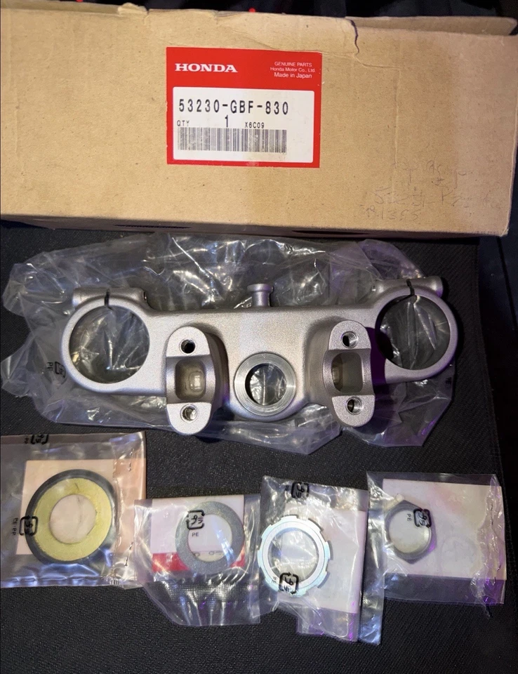 HONDA OEM Cr80 Horquilla Puente Superior 53230-GBF-830 NUEVO Incluye Arandelas y Tuercas Nuevas Foto 1 de 1