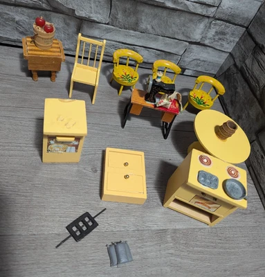 Lote De Colección Años 70 Casa De Muñecas Muebles Cocina Máquina De Coser Mesa Sillas Etc Foto 1 de 4