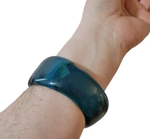 Vintage Lucite Armreif Armband blau grün türkis Wirbelmuster asymmetrische Form - Bild 1 von 9