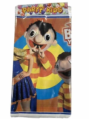 PARTY KIDS Bely y Beto Table Cover (56” X 96”) - Mantel de Plástico de Bely y Beto