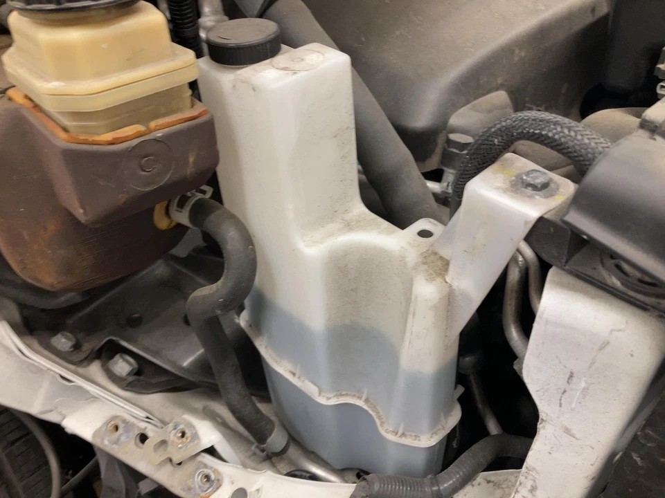 13 14 15 16 17 18 19 20 22 23 24 NISSAN PATHFINDER Coolant Recovery Bottle Foto 1 de 3