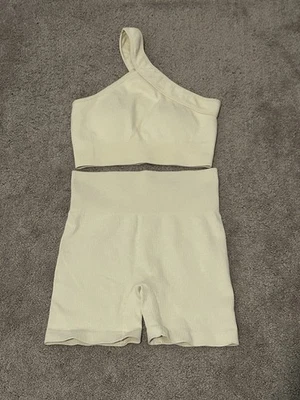 Conjunto de sutiã e shorts femininos Activewear creme com nervuras sem costura tamanho pequeno - Imagem 1 de 4