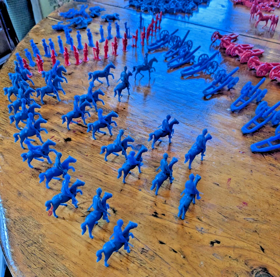 Little Toy Soldiers from the Back of Comic Books Revolutionary War ~385 Pieces - Image 1 of 4