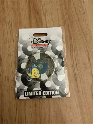 Prendedor DSSH Serie de Discos de Vinilo La Sirenita Platija - Destino D23 2025 Foto 1 de 2