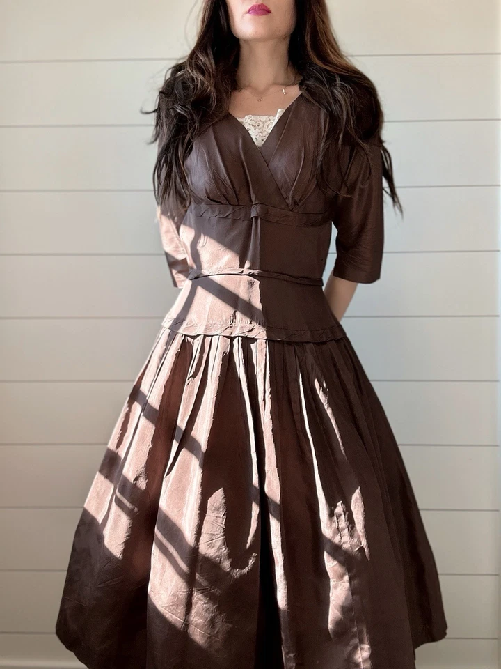Vestido de té formal de tafetán marrón vintage años 50 Joan Doris by Rona - DEFECTUOSO Foto 1 de 4