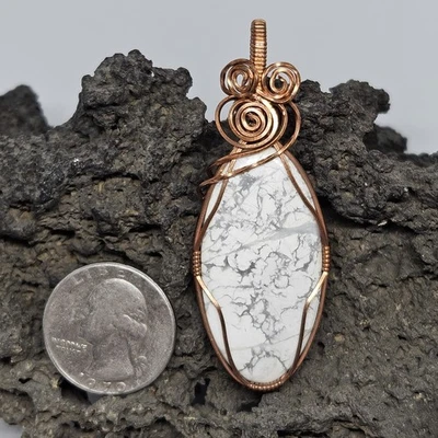 Colgante Trekntreasures Hecho a Mano #251 Howlite Ovalado Cobre Envuelto Alambre Blanco Gris Foto 1 de 4