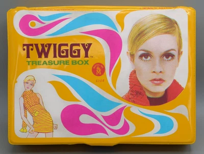 Caja de bloqueo de baratija Mattel Twiggy Treasure 1967 vintage estuche de vinilo amarillo para muñeca Foto 1 de 4
