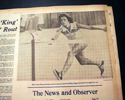 BATALLA DE LOS SEXOS Billie Jean King vs. Bobby Riggs Partido de Tenis 1973 Periódico Foto 1 de 4
