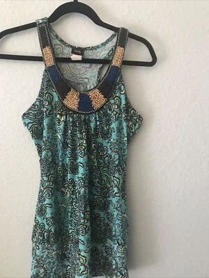 Top tocador talla mediana con cuentas en escote 92% poliéster, 8% spandex Foto 1 de 4