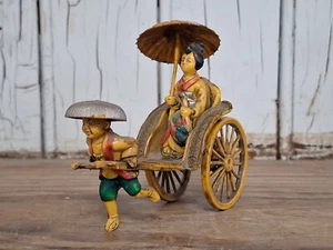 Statuina vintage giapponese in plastica donna asiatica con ombrello in risciò 4x3,5" - Foto 1 di 13